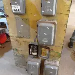 LOTE 624 - 01 QUADRO ELÉTRICO ANTIGO. (NO ESTADO) ATENÇÃO! FAZER A VISITAÇÃO ANTES DE ARREMATAR, NÃO SABEMOS SE FUNCIONA. LEILÃO NÃO TEM GARANTIA E NEM DEVOLUÇÃO, SUJEITO A POSSÍVEIS AVARIAS VISÍVEIS/OCULTAS E/OU AUSÊNCIA DE COMPONENTES.