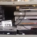 LOTE 179 - 13 APARELHOS DE DVD MARCAS E MODELOS DIVERSOS. (NO ESTADO) ATENÇÃO! FAZER A VISITAÇÃO ANTES DE ARREMATAR, NÃO SABEMOS SE FUNCIONA. LEILÃO NÃO TEM GARANTIA E NEM DEVOLUÇÃO, SUJEITO A POSSÍVEIS AVARIAS VISÍVEIS/OCULTAS E/OU AUSÊNCIA DE COMPONENTES.