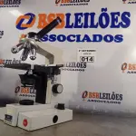 LOTE 014 - 01 MICROSCÓPIO. (NO ESTADO) ATENÇÃO! FAZER A VISITAÇÃO ANTES DE ARREMATAR, NÃO SABEMOS SE FUNCIONA. LEILÃO NÃO TEM GARANTIA E NEM DEVOLUÇÃO, SUJEITO A POSSÍVEIS AVARIAS VISÍVEIS/OCULTAS E/OU AUSÊNCIA DE COMPONENTES.