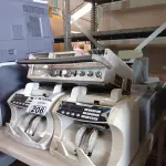 LOTE 206 - 07 CONTADORAS DE CÉDULAS E 01 APARELHO DE TV/RADIO ANTIGO. (NO ESTADO) ATENÇÃO! FAZER A VISITAÇÃO ANTES DE ARREMATAR, NÃO SABEMOS SE FUNCIONA. LEILÃO NÃO TEM GARANTIA E NEM DEVOLUÇÃO, SUJEITO A POSSÍVEIS AVARIAS VISÍVEIS/OCULTAS E/OU AUSÊNCIA DE COMPONENTES.