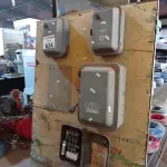 LOTE 624 - 01 QUADRO ELÉTRICO ANTIGO. (NO ESTADO) ATENÇÃO! FAZER A VISITAÇÃO ANTES DE ARREMATAR, NÃO SABEMOS SE FUNCIONA. LEILÃO NÃO TEM GARANTIA E NEM DEVOLUÇÃO, SUJEITO A POSSÍVEIS AVARIAS VISÍVEIS/OCULTAS E/OU AUSÊNCIA DE COMPONENTES.