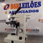 LOTE 012 - 01 MICROSCÓPIO. (NO ESTADO) ATENÇÃO! FAZER A VISITAÇÃO ANTES DE ARREMATAR, NÃO SABEMOS SE FUNCIONA. LEILÃO NÃO TEM GARANTIA E NEM DEVOLUÇÃO, SUJEITO A POSSÍVEIS AVARIAS VISÍVEIS/OCULTAS E/OU AUSÊNCIA DE COMPONENTES.