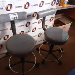 LOTE 129 - 02 BANQUETAS COM BASE GIRATÓRIA. (NO ESTADO) ATENÇÃO! FAZER A VISITAÇÃO ANTES DE ARREMATAR, NÃO SABEMOS SE FUNCIONA. LEILÃO NÃO TEM GARANTIA E NEM DEVOLUÇÃO, SUJEITO A POSSÍVEIS AVARIAS VISÍVEIS/OCULTAS E/OU AUSÊNCIA DE COMPONENTES.