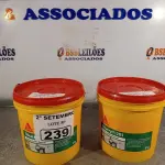 LOTE 239 - 02 BALDES DE SIKACRYL-203, SELANTE ACRÍLICO FLEXÍVEL 5KG. (NO ESTADO) ATENÇÃO! FAZER A VISITAÇÃO ANTES DE ARREMATAR, NÃO SABEMOS SE FUNCIONA. LEILÃO NÃO TEM GARANTIA E NEM DEVOLUÇÃO, SUJEITO A POSSÍVEIS AVARIAS VISÍVEIS/OCULTAS E/OU AUSÊNCIA DE COMPONENTES.