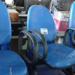 LOTE 142 - 01 LONGARINA DE 03 LUGARES. (NO ESTADO) ATENÇÃO! FAZER A VISITAÇÃO ANTES DE ARREMATAR, NÃO SABEMOS SE FUNCIONA. LEILÃO NÃO TEM GARANTIA E NEM DEVOLUÇÃO, SUJEITO A POSSÍVEIS AVARIAS VISÍVEIS/OCULTAS E/OU AUSÊNCIA DE COMPONENTES.