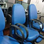 LOTE 253 - 01 LONGARINA DE 03 LUGARES. (NO ESTADO) ATENÇÃO! FAZER A VISITAÇÃO ANTES DE ARREMATAR, NÃO SABEMOS SE FUNCIONA. LEILÃO NÃO TEM GARANTIA E NEM DEVOLUÇÃO, SUJEITO A POSSÍVEIS AVARIAS VISÍVEIS/OCULTAS E/OU AUSÊNCIA DE COMPONENTES.