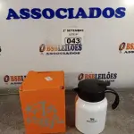LOTE 043 - 01 JARRA TÉRMICA 800ML. (NO ESTADO) ATENÇÃO! FAZER A VISITAÇÃO ANTES DE ARREMATAR, NÃO SABEMOS SE FUNCIONA. LEILÃO NÃO TEM GARANTIA E NEM DEVOLUÇÃO, SUJEITO A POSSÍVEIS AVARIAS VISÍVEIS/OCULTAS E/OU AUSÊNCIA DE COMPONENTES.