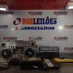 LOTE 119 - 02 RÁDIOS, 01 MODEM COMODORE, 03 CONTROLES REMOTO, 01 GRAMPEADOR E 01 TOCA FITAS AUTOMOTIVO MARCA PHILIPS. (NO ESTADO) ATENÇÃO! FAZER A VISITAÇÃO ANTES DE ARREMATAR, NÃO SABEMOS SE FUNCIONA. LEILÃO NÃO TEM GARANTIA E NEM DEVOLUÇÃO, SUJEITO A POSSÍVEIS AVARIAS VISÍVEIS/OCULTAS E/OU AUSÊNCIA DE COMPONENTES.