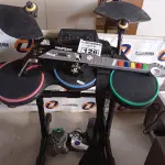 LOTE 126 - 01 BATERIA, 01 GUITARRA E 02 CONTROLES PARA VIDEOGAME. (NO ESTADO) ATENÇÃO! FAZER A VISITAÇÃO ANTES DE ARREMATAR, NÃO SABEMOS SE FUNCIONA. LEILÃO NÃO TEM GARANTIA E NEM DEVOLUÇÃO, SUJEITO A POSSÍVEIS AVARIAS VISÍVEIS/OCULTAS E/OU AUSÊNCIA DE COMPONENTES.