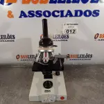 LOTE 012 - 01 MICROSCÓPIO. (NO ESTADO) ATENÇÃO! FAZER A VISITAÇÃO ANTES DE ARREMATAR, NÃO SABEMOS SE FUNCIONA. LEILÃO NÃO TEM GARANTIA E NEM DEVOLUÇÃO, SUJEITO A POSSÍVEIS AVARIAS VISÍVEIS/OCULTAS E/OU AUSÊNCIA DE COMPONENTES.