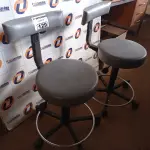 LOTE 129 - 02 BANQUETAS COM BASE GIRATÓRIA. (NO ESTADO) ATENÇÃO! FAZER A VISITAÇÃO ANTES DE ARREMATAR, NÃO SABEMOS SE FUNCIONA. LEILÃO NÃO TEM GARANTIA E NEM DEVOLUÇÃO, SUJEITO A POSSÍVEIS AVARIAS VISÍVEIS/OCULTAS E/OU AUSÊNCIA DE COMPONENTES.