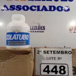 LOTE 448 - 02 CAIXAS COM COLA TUBO ST 175G COM 15 FRASCOS CADA. (NO ESTADO) ATENÇÃO! FAZER A VISITAÇÃO ANTES DE ARREMATAR, NÃO SABEMOS SE FUNCIONA. LEILÃO NÃO TEM GARANTIA E NEM DEVOLUÇÃO, SUJEITO A POSSÍVEIS AVARIAS VISÍVEIS/OCULTAS E/OU AUSÊNCIA DE COMPONENTES.