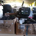 LOTE 296 - 01 RELÓGIO DE PONTO, VÁRIOS APARELHOS DE TELEFONE, LEITORES DE CÓDIGO DE BARRAS, MOUSES E LUMINÁRIAS DE EMERGÊNCIA MARCAS E MODELOS DIVERSOS. (NO ESTADO) ATENÇÃO! FAZER A VISITAÇÃO ANTES DE ARREMATAR, NÃO SABEMOS SE FUNCIONA. LEILÃO NÃO TEM GARANTIA E NEM DEVOLUÇÃO, SUJEITO A POSSÍVEIS AVARIAS VISÍVEIS/OCULTAS E/OU AUSÊNCIA DE COMPONENTES.