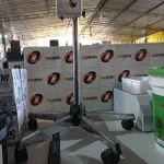 LOTE 477 - 01 LUMINÁRIA COM PEDESTAL E RODINHAS. (NO ESTADO) ATENÇÃO! FAZER A VISITAÇÃO ANTES DE ARREMATAR, NÃO SABEMOS SE FUNCIONA. LEILÃO NÃO TEM GARANTIA E NEM DEVOLUÇÃO, SUJEITO A POSSÍVEIS AVARIAS VISÍVEIS/OCULTAS E/OU AUSÊNCIA DE COMPONENTES.