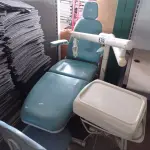 LOTE 570 - 01 CADEIRA DE DENTISTA COM MESA PARA INSTRUMENTOS E BANQUETA. (NO ESTADO) ATENÇÃO! FAZER A VISITAÇÃO ANTES DE ARREMATAR, NÃO SABEMOS SE FUNCIONA. LEILÃO NÃO TEM GARANTIA E NEM DEVOLUÇÃO, SUJEITO A POSSÍVEIS AVARIAS VISÍVEIS/OCULTAS E/OU AUSÊNCIA DE COMPONENTES.