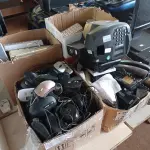 LOTE 296 - 01 RELÓGIO DE PONTO, VÁRIOS APARELHOS DE TELEFONE, LEITORES DE CÓDIGO DE BARRAS, MOUSES E LUMINÁRIAS DE EMERGÊNCIA MARCAS E MODELOS DIVERSOS. (NO ESTADO) ATENÇÃO! FAZER A VISITAÇÃO ANTES DE ARREMATAR, NÃO SABEMOS SE FUNCIONA. LEILÃO NÃO TEM GARANTIA E NEM DEVOLUÇÃO, SUJEITO A POSSÍVEIS AVARIAS VISÍVEIS/OCULTAS E/OU AUSÊNCIA DE COMPONENTES.