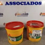 LOTE 292 - 02 BALDES DE SIKACRYL-203, SELANTE ACRÍLICO FLEXÍVEL 5KG. (NO ESTADO) ATENÇÃO! FAZER A VISITAÇÃO ANTES DE ARREMATAR, NÃO SABEMOS SE FUNCIONA. LEILÃO NÃO TEM GARANTIA E NEM DEVOLUÇÃO, SUJEITO A POSSÍVEIS AVARIAS VISÍVEIS/OCULTAS E/OU AUSÊNCIA DE COMPONENTES.