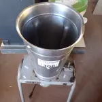 LOTE 306 - 01 LIQUIDIFICADOR BASCULANTE CROYDON. (NO ESTADO) ATENÇÃO! FAZER A VISITAÇÃO ANTES DE ARREMATAR, NÃO SABEMOS SE FUNCIONA. LEILÃO NÃO TEM GARANTIA E NEM DEVOLUÇÃO, SUJEITO A POSSÍVEIS AVARIAS VISÍVEIS/OCULTAS E/OU AUSÊNCIA DE COMPONENTES.