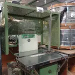 LOTE 348 - 01 MÁQUINA PARA AMARRAÇÃO DE FITILHO. (NO ESTADO) ATENÇÃO! FAZER A VISITAÇÃO ANTES DE ARREMATAR, NÃO SABEMOS SE FUNCIONA. LEILÃO NÃO TEM GARANTIA E NEM DEVOLUÇÃO, SUJEITO A POSSÍVEIS AVARIAS VISÍVEIS/OCULTAS E/OU AUSÊNCIA DE COMPONENTES.