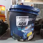 LOTE 408 - 01 BALDE DE REVESTIMENTO TEXTURIZADO INTERIORES/EXTERIORES NA COR BRANCO BASE. (NO ESTADO) ATENÇÃO! FAZER A VISITAÇÃO ANTES DE ARREMATAR, NÃO SABEMOS SE FUNCIONA. LEILÃO NÃO TEM GARANTIA E NEM DEVOLUÇÃO, SUJEITO A POSSÍVEIS AVARIAS VISÍVEIS/OCULTAS E/OU AUSÊNCIA DE COMPONENTES.