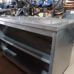 LOTE 534 - 01 BALCÃO EM INOX COM 01 CUBA. (NO ESTADO) ATENÇÃO! FAZER A VISITAÇÃO ANTES DE ARREMATAR, NÃO SABEMOS SE FUNCIONA. LEILÃO NÃO TEM GARANTIA E NEM DEVOLUÇÃO, SUJEITO A POSSÍVEIS AVARIAS VISÍVEIS/OCULTAS E/OU AUSÊNCIA DE COMPONENTES.