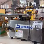 LOTE 338 - 01 MOEDOR DE CARNE BECCARO 110/220V COM CHAVE SELETORA. (NO ESTADO) ATENÇÃO! FAZER A VISITAÇÃO ANTES DE ARREMATAR, NÃO SABEMOS SE FUNCIONA. LEILÃO NÃO TEM GARANTIA E NEM DEVOLUÇÃO, SUJEITO A POSSÍVEIS AVARIAS VISÍVEIS/OCULTAS E/OU AUSÊNCIA DE COMPONENTES.