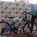 LOTE 575 - 01 BICICLETA ARO 24. (NO ESTADO) ATENÇÃO! FAZER A VISITAÇÃO ANTES DE ARREMATAR, NÃO SABEMOS SE FUNCIONA. LEILÃO NÃO TEM GARANTIA E NEM DEVOLUÇÃO, SUJEITO A POSSÍVEIS AVARIAS VISÍVEIS/OCULTAS E/OU AUSÊNCIA DE COMPONENTES.