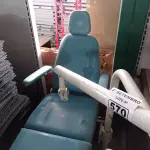 LOTE 570 - 01 CADEIRA DE DENTISTA COM MESA PARA INSTRUMENTOS E BANQUETA. (NO ESTADO) ATENÇÃO! FAZER A VISITAÇÃO ANTES DE ARREMATAR, NÃO SABEMOS SE FUNCIONA. LEILÃO NÃO TEM GARANTIA E NEM DEVOLUÇÃO, SUJEITO A POSSÍVEIS AVARIAS VISÍVEIS/OCULTAS E/OU AUSÊNCIA DE COMPONENTES.