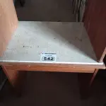 LOTE 542 - 03 MESINHAS EM MADEIRA COM TAMPO DE MÁRMORE. (NO ESTADO) ATENÇÃO! FAZER A VISITAÇÃO ANTES DE ARREMATAR, NÃO SABEMOS SE FUNCIONA. LEILÃO NÃO TEM GARANTIA E NEM DEVOLUÇÃO, SUJEITO A POSSÍVEIS AVARIAS VISÍVEIS/OCULTAS E/OU AUSÊNCIA DE COMPONENTES.
