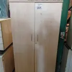 LOTE 354 - 01 ARMÁRIO EM MADEIRA COM 02 PORTAS E 03 PRATELEIRAS. (NO ESTADO) ATENÇÃO! FAZER A VISITAÇÃO ANTES DE ARREMATAR, NÃO SABEMOS SE FUNCIONA. LEILÃO NÃO TEM GARANTIA E NEM DEVOLUÇÃO, SUJEITO A POSSÍVEIS AVARIAS VISÍVEIS/OCULTAS E/OU AUSÊNCIA DE COMPONENTES.