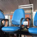 LOTE 577 - 01 LONGARINA DE 03 LUGARES. (NO ESTADO) ATENÇÃO! FAZER A VISITAÇÃO ANTES DE ARREMATAR, NÃO SABEMOS SE FUNCIONA. LEILÃO NÃO TEM GARANTIA E NEM DEVOLUÇÃO, SUJEITO A POSSÍVEIS AVARIAS VISÍVEIS/OCULTAS E/OU AUSÊNCIA DE COMPONENTES.