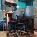 LOTE 423 - 02 MESAS, 01 ESTANTE E 03 CADEIRAS MARCAS E MODELOS DIVERSOS. (NO ESTADO) ATENÇÃO! FAZER A VISITAÇÃO ANTES DE ARREMATAR, NÃO SABEMOS SE FUNCIONA. LEILÃO NÃO TEM GARANTIA E NEM DEVOLUÇÃO, SUJEITO A POSSÍVEIS AVARIAS VISÍVEIS/OCULTAS E/OU AUSÊNCIA DE COMPONENTES.