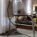 LOTE 370 - 01 FRITADEIRA ELÉTRICA INDUSTRIAL. (NO ESTADO) ATENÇÃO! FAZER A VISITAÇÃO ANTES DE ARREMATAR, NÃO SABEMOS SE FUNCIONA. LEILÃO NÃO TEM GARANTIA E NEM DEVOLUÇÃO, SUJEITO A POSSÍVEIS AVARIAS VISÍVEIS/OCULTAS E/OU AUSÊNCIA DE COMPONENTES.