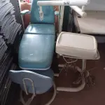 LOTE 570 - 01 CADEIRA DE DENTISTA COM MESA PARA INSTRUMENTOS E BANQUETA. (NO ESTADO) ATENÇÃO! FAZER A VISITAÇÃO ANTES DE ARREMATAR, NÃO SABEMOS SE FUNCIONA. LEILÃO NÃO TEM GARANTIA E NEM DEVOLUÇÃO, SUJEITO A POSSÍVEIS AVARIAS VISÍVEIS/OCULTAS E/OU AUSÊNCIA DE COMPONENTES.