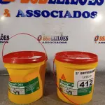 LOTE 412 - 02 BALDES DE SIKACRYL-203, SELANTE ACRÍLICO FLEXÍVEL 5KG. (NO ESTADO) ATENÇÃO! FAZER A VISITAÇÃO ANTES DE ARREMATAR, NÃO SABEMOS SE FUNCIONA. LEILÃO NÃO TEM GARANTIA E NEM DEVOLUÇÃO, SUJEITO A POSSÍVEIS AVARIAS VISÍVEIS/OCULTAS E/OU AUSÊNCIA DE COMPONENTES.