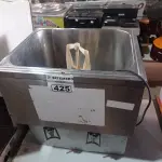 LOTE 425 - 01 REFRESQUEIRA EM INOX INCOMPLETA. (NO ESTADO) ATENÇÃO! FAZER A VISITAÇÃO ANTES DE ARREMATAR, NÃO SABEMOS SE FUNCIONA. LEILÃO NÃO TEM GARANTIA E NEM DEVOLUÇÃO, SUJEITO A POSSÍVEIS AVARIAS VISÍVEIS/OCULTAS E/OU AUSÊNCIA DE COMPONENTES.