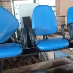 LOTE 577 - 01 LONGARINA DE 03 LUGARES. (NO ESTADO) ATENÇÃO! FAZER A VISITAÇÃO ANTES DE ARREMATAR, NÃO SABEMOS SE FUNCIONA. LEILÃO NÃO TEM GARANTIA E NEM DEVOLUÇÃO, SUJEITO A POSSÍVEIS AVARIAS VISÍVEIS/OCULTAS E/OU AUSÊNCIA DE COMPONENTES.