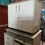LOTE 422 - 01 MESA,01 ARMÁRIO BAIXO E 03 GAVETEIROS SENDO 01 COM 04 GAVETAS. (NO ESTADO) ATENÇÃO! FAZER A VISITAÇÃO ANTES DE ARREMATAR, NÃO SABEMOS SE FUNCIONA. LEILÃO NÃO TEM GARANTIA E NEM DEVOLUÇÃO, SUJEITO A POSSÍVEIS AVARIAS VISÍVEIS/OCULTAS E/OU AUSÊNCIA DE COMPONENTES.