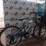 LOTE 575 - 01 BICICLETA ARO 24. (NO ESTADO) ATENÇÃO! FAZER A VISITAÇÃO ANTES DE ARREMATAR, NÃO SABEMOS SE FUNCIONA. LEILÃO NÃO TEM GARANTIA E NEM DEVOLUÇÃO, SUJEITO A POSSÍVEIS AVARIAS VISÍVEIS/OCULTAS E/OU AUSÊNCIA DE COMPONENTES.