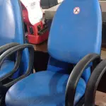 LOTE 258 - 01 LONGARINA DE 03 LUGARES. (NO ESTADO) ATENÇÃO! FAZER A VISITAÇÃO ANTES DE ARREMATAR, NÃO SABEMOS SE FUNCIONA. LEILÃO NÃO TEM GARANTIA E NEM DEVOLUÇÃO, SUJEITO A POSSÍVEIS AVARIAS VISÍVEIS/OCULTAS E/OU AUSÊNCIA DE COMPONENTES.