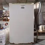 LOTE 369 - 01 FRIGOBAR MARCA MIDEA 220V. (NO ESTADO) ATENÇÃO! FAZER A VISITAÇÃO ANTES DE ARREMATAR, NÃO SABEMOS SE FUNCIONA. LEILÃO NÃO TEM GARANTIA E NEM DEVOLUÇÃO, SUJEITO A POSSÍVEIS AVARIAS VISÍVEIS/OCULTAS E/OU AUSÊNCIA DE COMPONENTES.