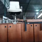LOTE 545 - 02 MESAS, 01 ARMÁRIO EM MADEIRA, 01 POLTRONA E 01 CADEIRA DE ESCRITÓRIO COM AVARIAS. (NO ESTADO) ATENÇÃO! FAZER A VISITAÇÃO ANTES DE ARREMATAR, NÃO SABEMOS SE FUNCIONA. LEILÃO NÃO TEM GARANTIA E NEM DEVOLUÇÃO, SUJEITO A POSSÍVEIS AVARIAS VISÍVEIS/OCULTAS E/OU AUSÊNCIA DE COMPONENTES.