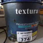 LOTE 374 - 01 BALDE DE REVESTIMENTO TEXTURIZADO INTERIORES/EXTERIORES NA COR BRANCO BASE. (NO ESTADO) ATENÇÃO! FAZER A VISITAÇÃO ANTES DE ARREMATAR, NÃO SABEMOS SE FUNCIONA. LEILÃO NÃO TEM GARANTIA E NEM DEVOLUÇÃO, SUJEITO A POSSÍVEIS AVARIAS VISÍVEIS/OCULTAS E/OU AUSÊNCIA DE COMPONENTES.