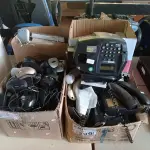 LOTE 296 - 01 RELÓGIO DE PONTO, VÁRIOS APARELHOS DE TELEFONE, LEITORES DE CÓDIGO DE BARRAS, MOUSES E LUMINÁRIAS DE EMERGÊNCIA MARCAS E MODELOS DIVERSOS. (NO ESTADO) ATENÇÃO! FAZER A VISITAÇÃO ANTES DE ARREMATAR, NÃO SABEMOS SE FUNCIONA. LEILÃO NÃO TEM GARANTIA E NEM DEVOLUÇÃO, SUJEITO A POSSÍVEIS AVARIAS VISÍVEIS/OCULTAS E/OU AUSÊNCIA DE COMPONENTES.