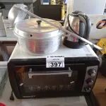 LOTE 397 - 01 FORNO ELÉTRICO, 01 CHALEIRA ELÉTRICA, 01 PANELA PARA FAZER BOLO E 01 CONCHA. (NO ESTADO) ATENÇÃO! FAZER A VISITAÇÃO ANTES DE ARREMATAR, NÃO SABEMOS SE FUNCIONA. LEILÃO NÃO TEM GARANTIA E NEM DEVOLUÇÃO, SUJEITO A POSSÍVEIS AVARIAS VISÍVEIS/OCULTAS E/OU AUSÊNCIA DE COMPONENTES.