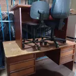 LOTE 423 - 02 MESAS, 01 ESTANTE E 03 CADEIRAS MARCAS E MODELOS DIVERSOS. (NO ESTADO) ATENÇÃO! FAZER A VISITAÇÃO ANTES DE ARREMATAR, NÃO SABEMOS SE FUNCIONA. LEILÃO NÃO TEM GARANTIA E NEM DEVOLUÇÃO, SUJEITO A POSSÍVEIS AVARIAS VISÍVEIS/OCULTAS E/OU AUSÊNCIA DE COMPONENTES.