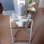 LOTE 306 - 01 LIQUIDIFICADOR BASCULANTE CROYDON. (NO ESTADO) ATENÇÃO! FAZER A VISITAÇÃO ANTES DE ARREMATAR, NÃO SABEMOS SE FUNCIONA. LEILÃO NÃO TEM GARANTIA E NEM DEVOLUÇÃO, SUJEITO A POSSÍVEIS AVARIAS VISÍVEIS/OCULTAS E/OU AUSÊNCIA DE COMPONENTES.