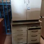 LOTE 422 - 01 MESA,01 ARMÁRIO BAIXO E 03 GAVETEIROS SENDO 01 COM 04 GAVETAS. (NO ESTADO) ATENÇÃO! FAZER A VISITAÇÃO ANTES DE ARREMATAR, NÃO SABEMOS SE FUNCIONA. LEILÃO NÃO TEM GARANTIA E NEM DEVOLUÇÃO, SUJEITO A POSSÍVEIS AVARIAS VISÍVEIS/OCULTAS E/OU AUSÊNCIA DE COMPONENTES.