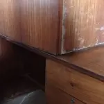 LOTE 545 - 02 MESAS, 01 ARMÁRIO EM MADEIRA, 01 POLTRONA E 01 CADEIRA DE ESCRITÓRIO COM AVARIAS. (NO ESTADO) ATENÇÃO! FAZER A VISITAÇÃO ANTES DE ARREMATAR, NÃO SABEMOS SE FUNCIONA. LEILÃO NÃO TEM GARANTIA E NEM DEVOLUÇÃO, SUJEITO A POSSÍVEIS AVARIAS VISÍVEIS/OCULTAS E/OU AUSÊNCIA DE COMPONENTES.