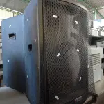 LOTE 319 - 02 CAIXAS DE SOM INCOMPLETAS. (NO ESTADO) ATENÇÃO! FAZER A VISITAÇÃO ANTES DE ARREMATAR, NÃO SABEMOS SE FUNCIONA. LEILÃO NÃO TEM GARANTIA E NEM DEVOLUÇÃO, SUJEITO A POSSÍVEIS AVARIAS VISÍVEIS/OCULTAS E/OU AUSÊNCIA DE COMPONENTES.